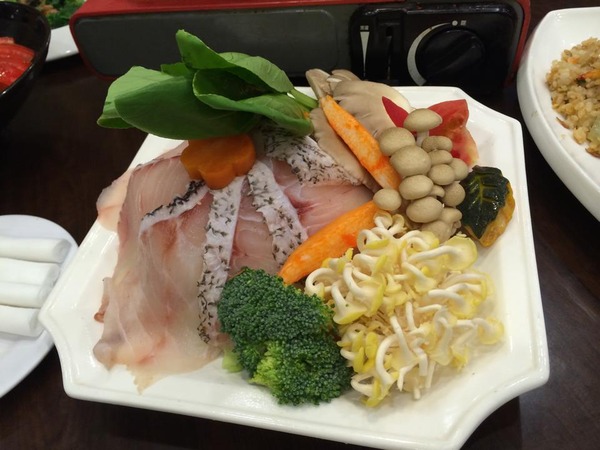 河邊海鮮餐廳(市中店)：河邊海鮮餐廳-前金區市中一路276號