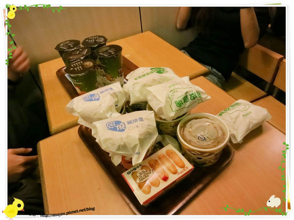 高雄-不像速食店的速食店-丹丹漢堡-餐點上桌