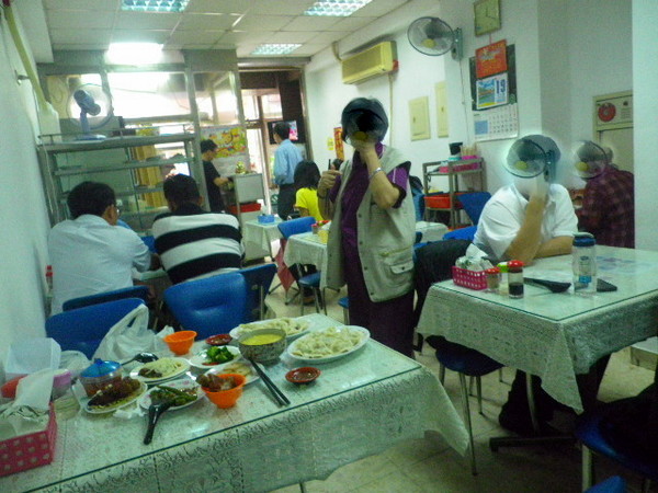 安安小館：小菜多˙水餃多˙[安安小館]人客多