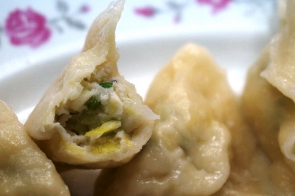 安安小館:安安小館 : 龍鱈水餃手擀皮Q . 現煮玉米濃湯好喝~