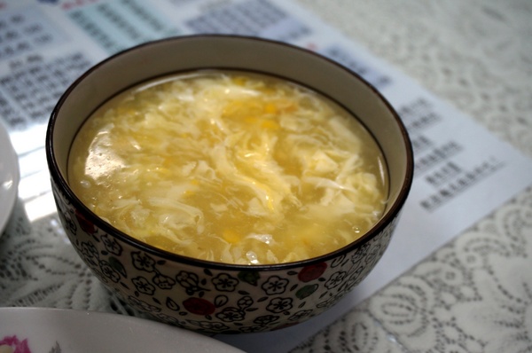 安安小館:安安小館 : 龍鱈水餃手擀皮Q . 現煮玉米濃湯好喝~