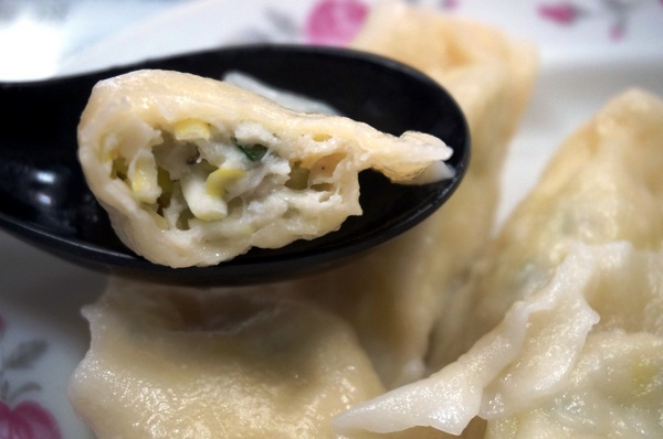 安安小館:安安小館 : 龍鱈水餃手擀皮Q . 現煮玉米濃湯好喝~