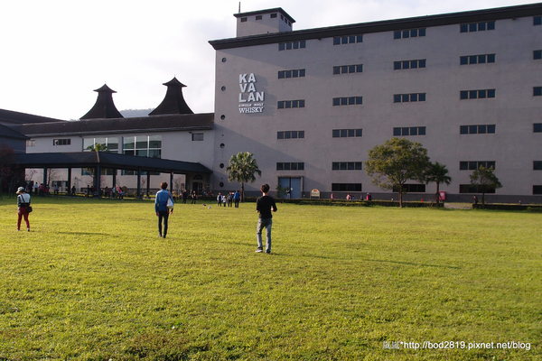 金車威士忌酒廠:【宜蘭員山】金車威士忌酒廠-真的看的到一桶一桶的威士忌,還可以試喝酒唷!