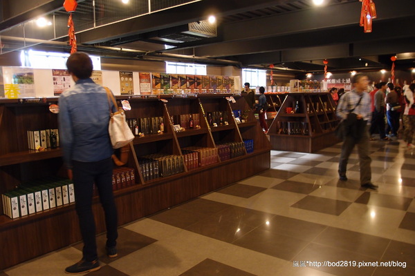 金車威士忌酒廠:【宜蘭員山】金車威士忌酒廠-真的看的到一桶一桶的威士忌,還可以試喝酒唷!