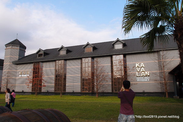 金車威士忌酒廠:【宜蘭員山】金車威士忌酒廠-真的看的到一桶一桶的威士忌,還可以試喝酒唷!