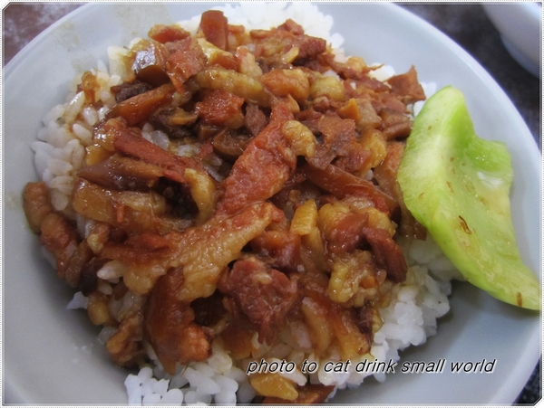 金峰滷肉飯：不管是食材的用心價錢還是美味度都是一流，難怪大排長龍