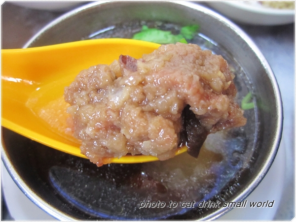 金峰滷肉飯：不管是食材的用心價錢還是美味度都是一流，難怪大排長龍