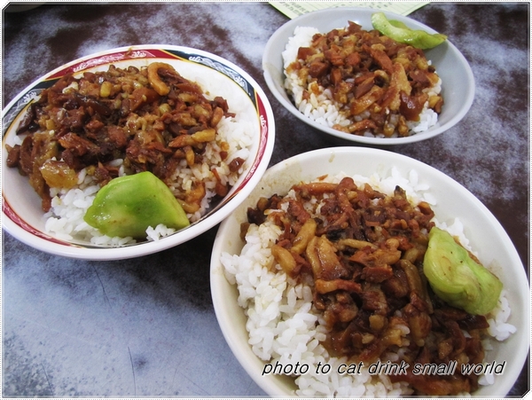 金峰滷肉飯：不管是食材的用心價錢還是美味度都是一流，難怪大排長龍