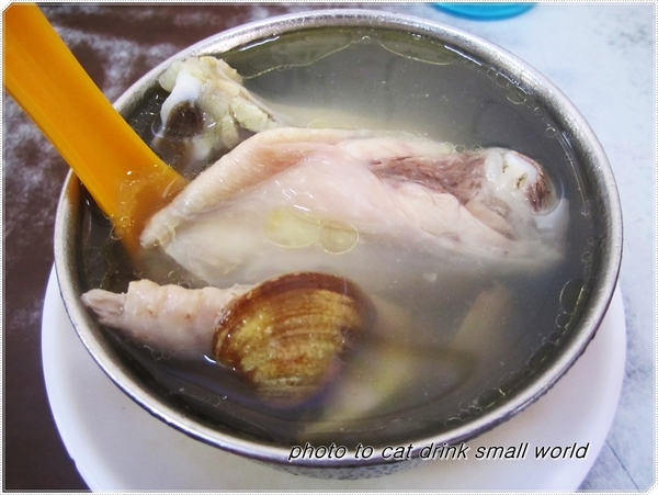 金峰滷肉飯：不管是食材的用心價錢還是美味度都是一流，難怪大排長龍