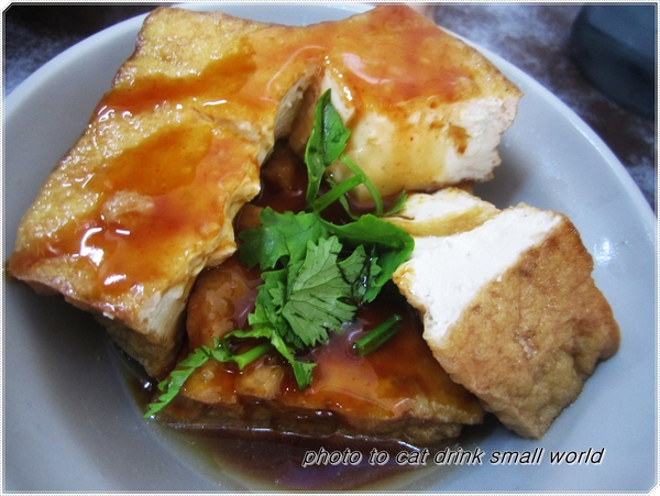 金峰滷肉飯：不管是食材的用心價錢還是美味度都是一流，難怪大排長龍