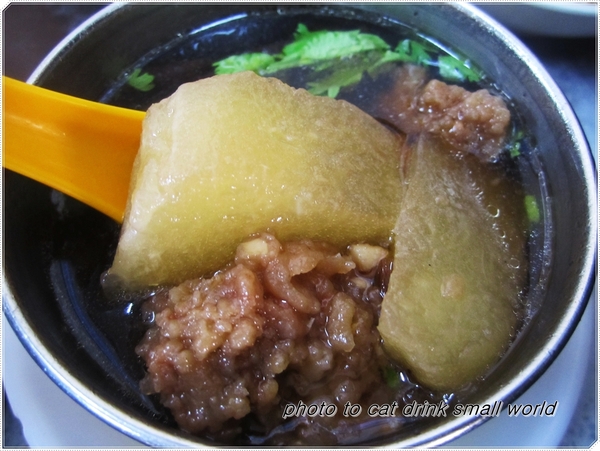 金峰滷肉飯：不管是食材的用心價錢還是美味度都是一流，難怪大排長龍