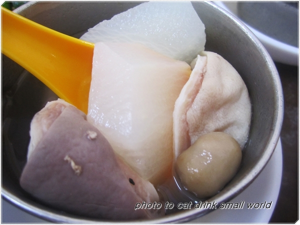 金峰滷肉飯：不管是食材的用心價錢還是美味度都是一流，難怪大排長龍