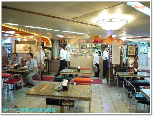 東一排骨:台北西門町捷運西門站美食 東一排骨總店~古早夜總會的華麗