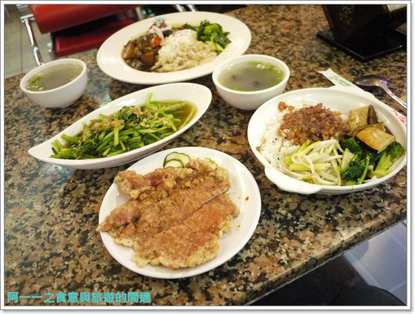 東一排骨:台北西門町捷運西門站美食 東一排骨總店~古早夜總會的華麗