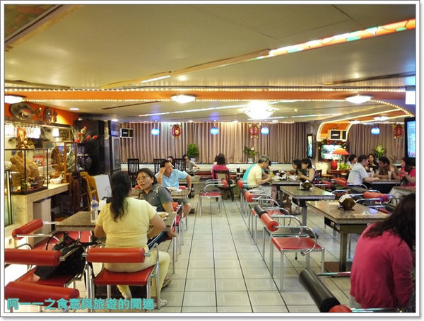 東一排骨:台北西門町捷運西門站美食 東一排骨總店~古早夜總會的華麗