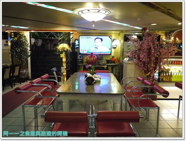 東一排骨:台北西門町捷運西門站美食 東一排骨總店~古早夜總會的華麗