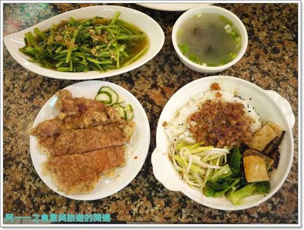 東一排骨:台北西門町捷運西門站美食 東一排骨總店~古早夜總會的華麗