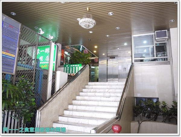 東一排骨:台北西門町捷運西門站美食 東一排骨總店~古早夜總會的華麗