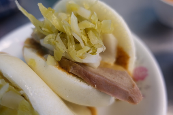 阿松割包：(胖樺食記)台南中西區銅板小吃「阿松割包」及「富盛號碗粿」，國華街永樂市場必吃美食/豬舌割包/平價/高CP值