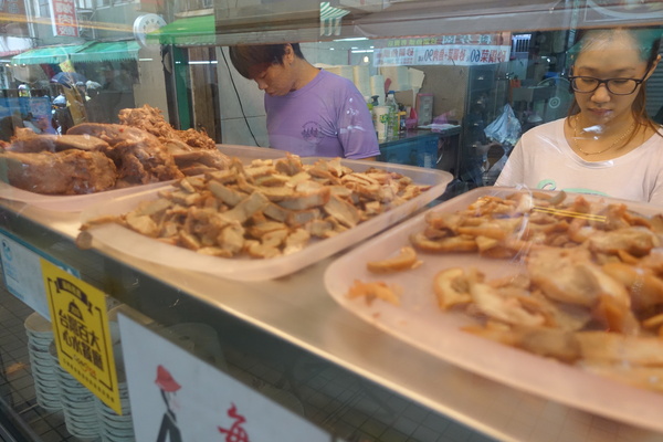 阿松割包：(胖樺食記)台南中西區銅板小吃「阿松割包」及「富盛號碗粿」，國華街永樂市場必吃美食/豬舌割包/平價/高CP值