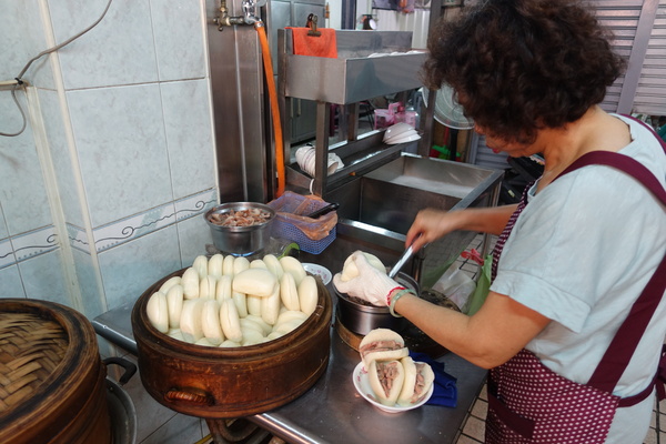 阿松割包：(胖樺食記)台南中西區銅板小吃「阿松割包」及「富盛號碗粿」，國華街永樂市場必吃美食/豬舌割包/平價/高CP值