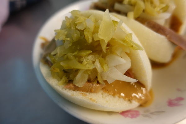 阿松割包：(胖樺食記)台南中西區銅板小吃「阿松割包」及「富盛號碗粿」，國華街永樂市場必吃美食/豬舌割包/平價/高CP值