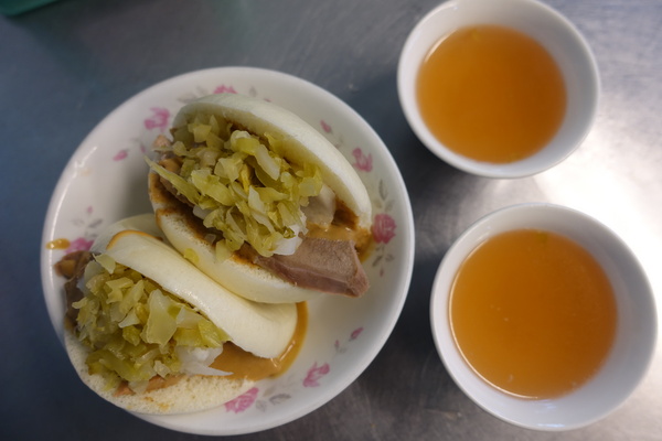 阿松割包：(胖樺食記)台南中西區銅板小吃「阿松割包」及「富盛號碗粿」，國華街永樂市場必吃美食/豬舌割包/平價/高CP值