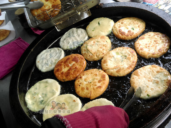 三星-阿婆蔥油餅03-油鍋上的蔥油餅