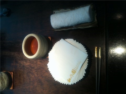 桌面很乾淨濃濃日式風格,包金色的筷子感覺尊貴 - 信義區的牡丹園)