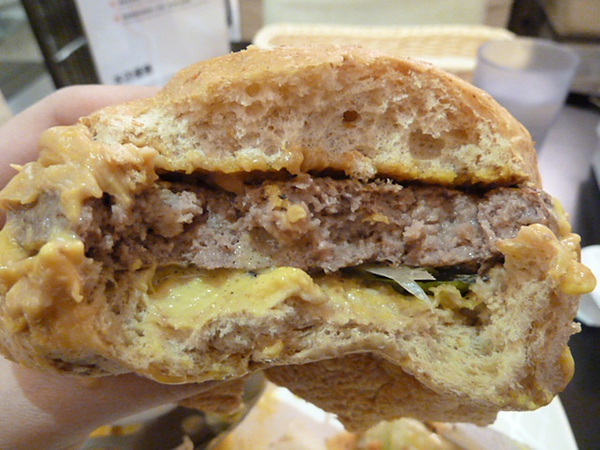 25號廚房：[台北 五分埔]25號廚房 大口吃漢堡，享受吮指美味