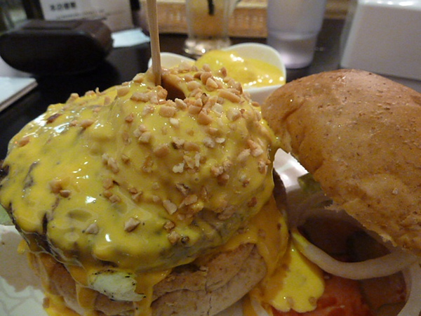 25號廚房：[台北 五分埔]25號廚房 大口吃漢堡，享受吮指美味