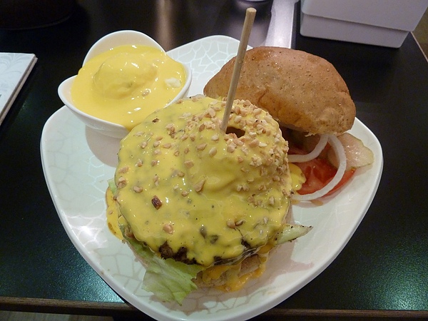 25號廚房：[台北 五分埔]25號廚房 大口吃漢堡，享受吮指美味