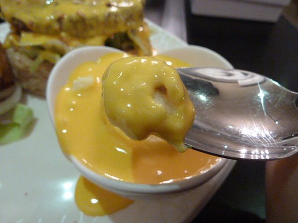 25號廚房：[台北 五分埔]25號廚房 大口吃漢堡，享受吮指美味