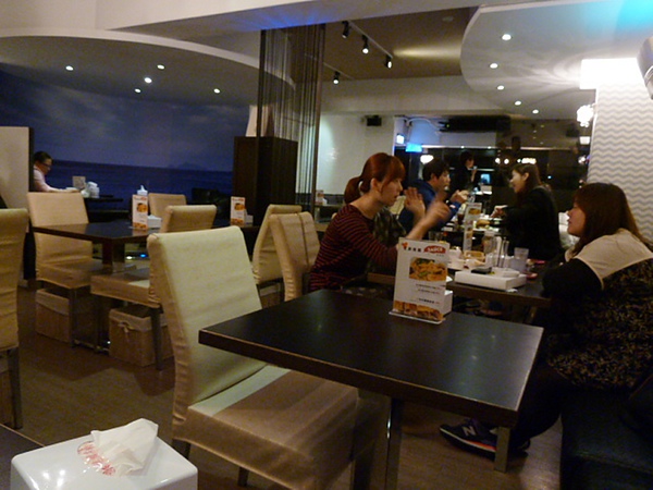 25號廚房：[台北 五分埔]25號廚房 大口吃漢堡，享受吮指美味