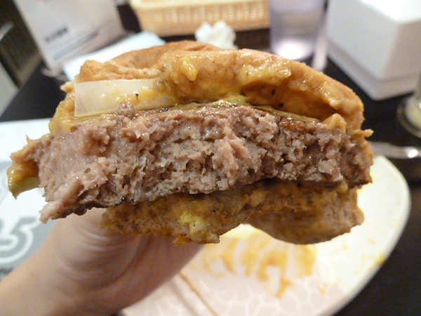 25號廚房：[台北 五分埔]25號廚房 大口吃漢堡，享受吮指美味