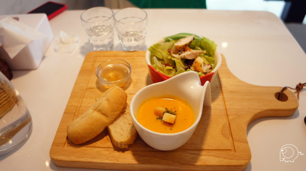 沙拉、麵包跟南瓜濃湯