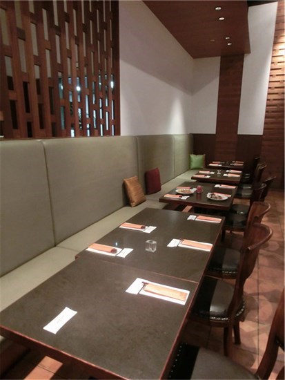 沙發椅與一般木椅舒適明亮