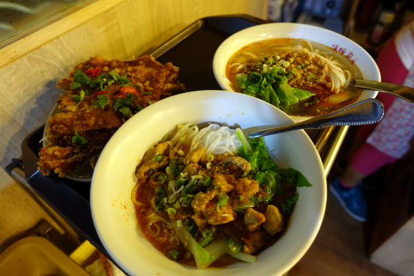 滇味廚房(永吉店):(胖樺食記)捷運市政府站平價必吃美食「滇味廚房」,雲南小吃道地美味/吉林路/椒麻雞/過橋米線