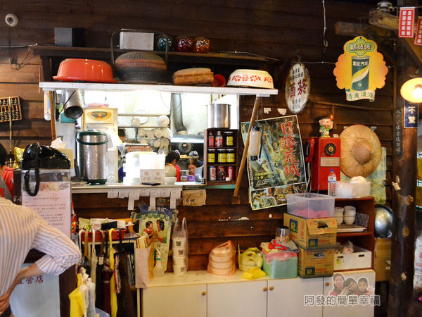 厚道飲食店08-隨處擺飾都是老東西.jpg