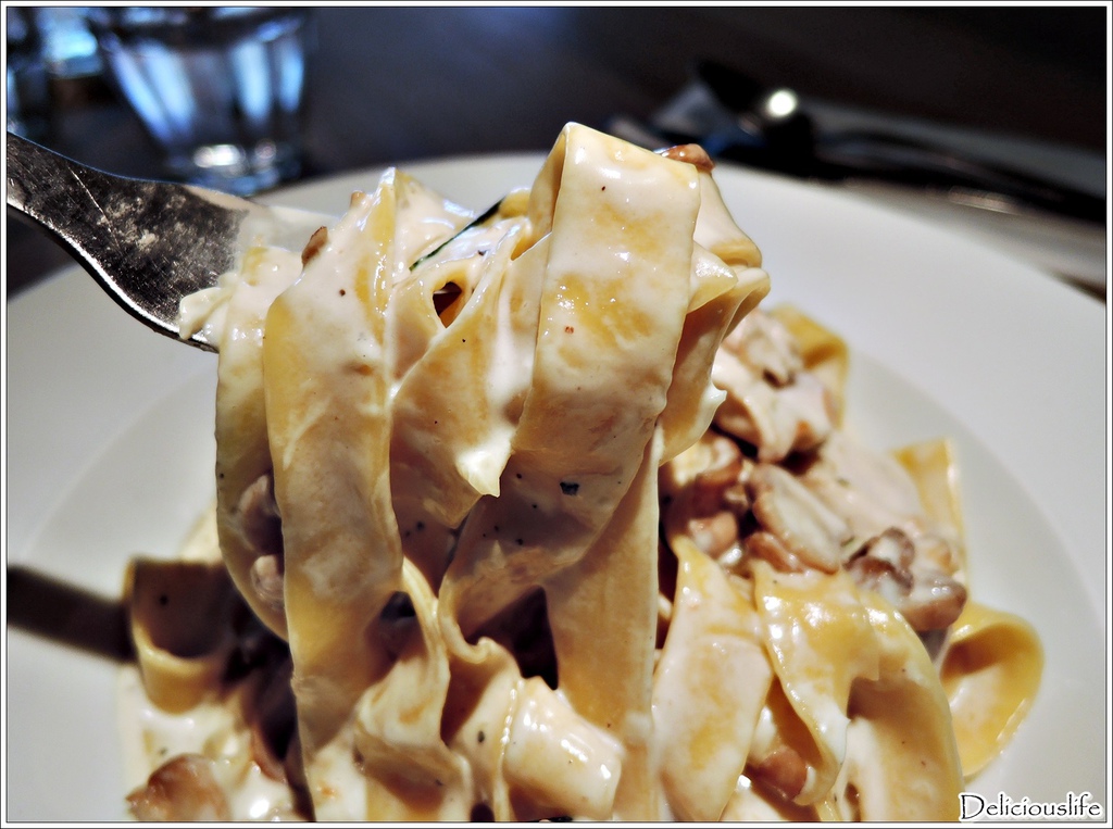 白醬奶油迷迭香雞肉義大利麵280-3