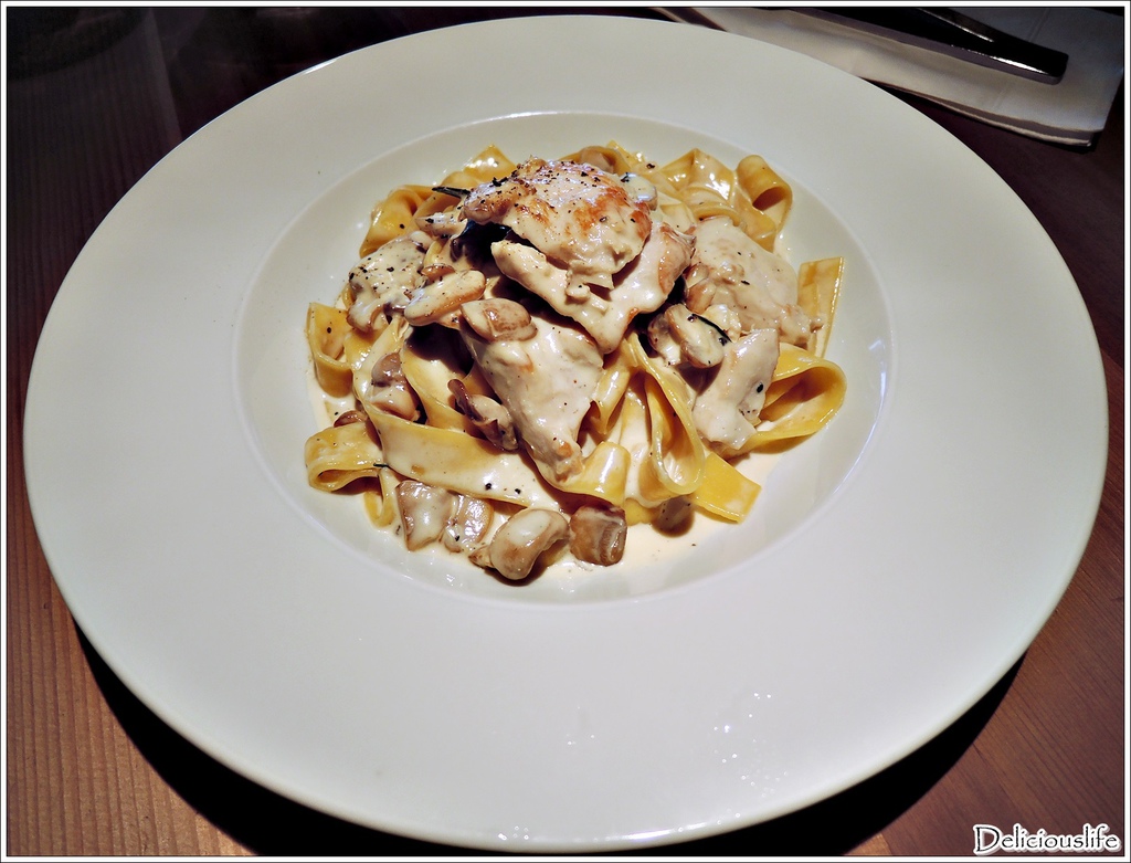 白醬奶油迷迭香雞肉義大利麵280-1
