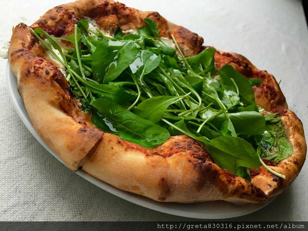 菠菜鄉村軟酪披薩