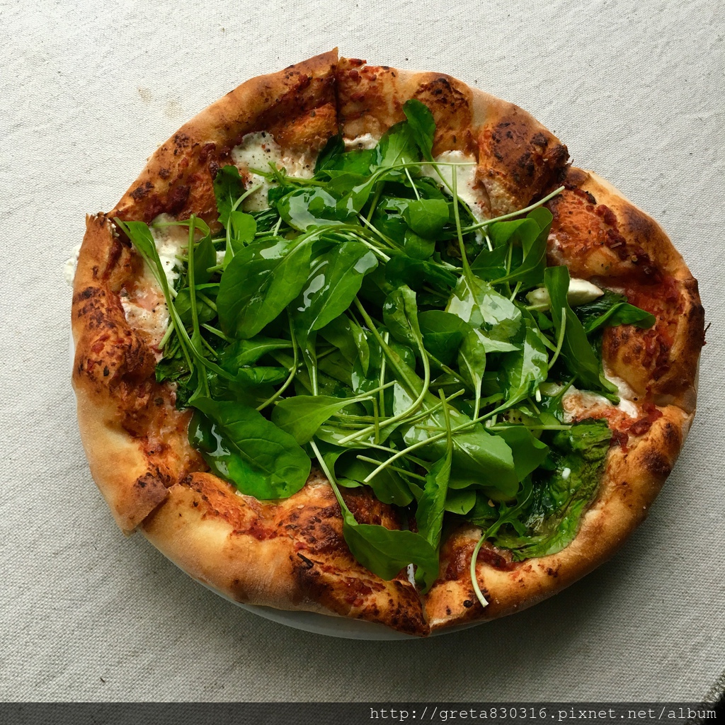 菠菜鄉村軟酪披薩