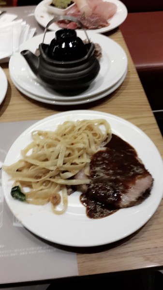 饗食天堂(信義店)：【羽諾食記】信義商圈~饗食天堂