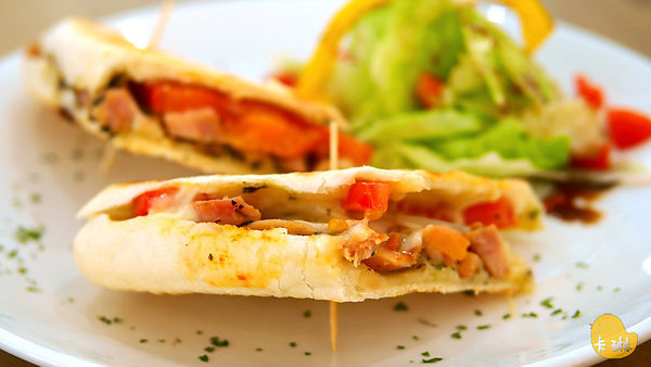 akuma caca 可可設計人文咖啡:【食記】《akuma caca 可可設計人文咖啡》白色幾何咖啡館