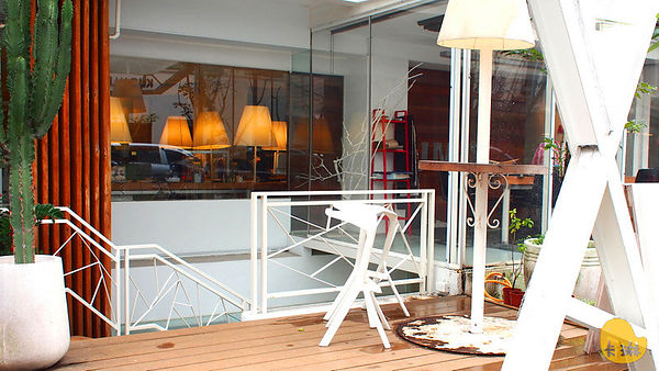 akuma caca 可可設計人文咖啡:【食記】《akuma caca 可可設計人文咖啡》白色幾何咖啡館