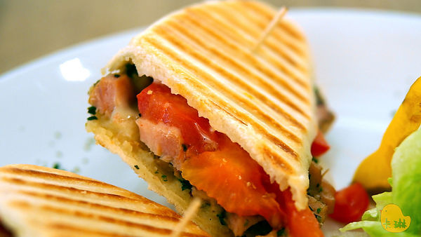 akuma caca 可可設計人文咖啡:【食記】《akuma caca 可可設計人文咖啡》白色幾何咖啡館