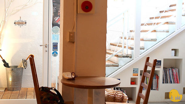 akuma caca 可可設計人文咖啡:【食記】《akuma caca 可可設計人文咖啡》白色幾何咖啡館