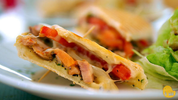 akuma caca 可可設計人文咖啡:【食記】《akuma caca 可可設計人文咖啡》白色幾何咖啡館