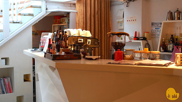 akuma caca 可可設計人文咖啡:【食記】《akuma caca 可可設計人文咖啡》白色幾何咖啡館